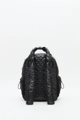 Mochila de diseño acolchado con patrón de rombos, confeccionada en poliamida negra. Cuenta con un compartimento principal con cierre, bolsillo frontal con cierre, bolsillos laterales de red y manijas superiores reforzadas. Incluye un colgante decorativo con la palabra LOVE en letras de carey.