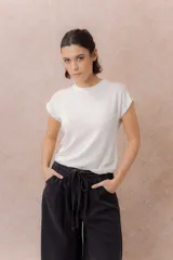 Remera tejida en seda fría color marrón, de calce relajado, cuello redondo y manga corta con terminación amplia.