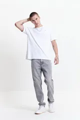 Pantalón jean gris de corte slim, tiro medio y con presillas para cinturón.