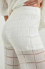 Pantalón blanco de tiro alto y pierna ancha con cintura fruncida con cordón, diseño de rejilla de puntada abierta y forro corto.