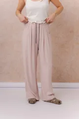 Pantalón amarillo de corte amplio y pierna recta, confeccionado en tela liviana con caída fluida. Cuenta con cintura elastizada, cordón regulable en contraste y bolsillos laterales.