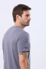Remera lisa de manga corta y cuello redondo, color gris oscuro, de calce cómodo con pequeño logo bordado en el pecho.