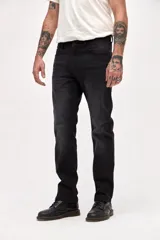 Jean de corte recto clásico con cadera levemente holgada y diseño de cinco bolsillos.