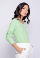 Cardigan verde agua de tejido de punto con tramado en forma de zigzag y botones nacarados. Es de manga larga y cuello a la base.