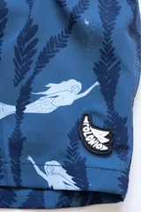 Short de baño azul con estampado de sirenas y algas, cintura elástica con cordón ajustable, bolsillos laterales y trasero con cierre, suspensor de malla fina hipoalergénica.