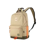 Mochila urbana de color beige con detalles en naranja y verde oliva. Presenta un compartimento principal con cierre, un bolsillo frontal con cierre y un parche cuadrado con texto en la parte inferior. Las correas de los hombros son negras y tiene detalles de tiras de tela naranja en los laterales.