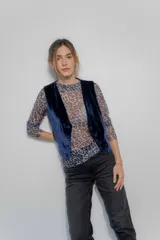 Remera de cuello alto confeccionada en microtul transparente con estampado animal print en tonos azulados y grises, de manga larga y ajuste al cuerpo.