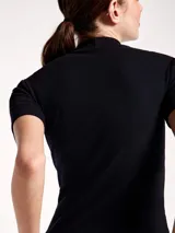 Blusa de cuello alto en tela acanalada, de manga corta y ajuste al cuerpo.