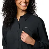Camisa de senderismo Columbia modelo Silver Ridge Utility, color negro, de manga larga con protección solar y tejido antitranspirante. Cuenta con cuello clásico, cierre frontal de botones, dos bolsillos en el pecho y ventilación de malla en la espalda.