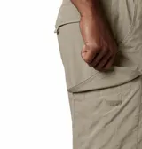 Short cargo Columbia Silver Ridge, color beige, con cintura parcialmente elástica, múltiples bolsillos funcionales y tecnología de protección solar y absorción de humedad.