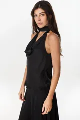 Top negro de satén cortado al sesgo, con escote halter abullonado y lazo en el cuello.