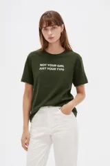 Remera de algodón blanca, de manga corta y cuello redondo, con estampado frontal de texto en color negro.