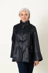 Chaqueta negra tornasolada con lurex, de corte recto, cuello mao, cierre con botones y bolsillos delanteros con detalle de botón.