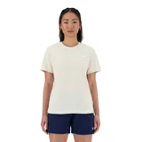 Remera color crema de algodón con logo pequeño de New Balance estampado en el pecho.