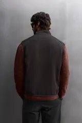 Chaleco negro de punto con interior de polar, cuello alto y cierre frontal con cremallera. Cuenta con bolsillos laterales con cierre. Zara Athleticz.