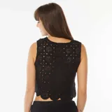 Crop top negro sin mangas de macramé con diseño floral y ruedo festoneado.