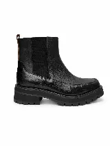 Bota tipo chelsea de cuero negro con paneles elásticos laterales y detalle de textura croco en la parte inferior. Cuenta con una suela track robusta y dentada.