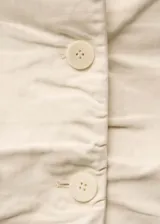 Blazer de corte recto y diseño estructurado, confeccionado en una mezcla de algodón y lino. Presenta cuello con solapas de muesca, cierre frontal con botones, mangas largas con puños abotonados y dos bolsillos laterales con solapa. Incluye forro interior y abertura posterior en el bajo.