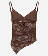 Top de encaje marrón oscuro con patrón geométrico calado, escote en V y breteles finos ajustables. El ruedo es asimétrico y tiene forro solo en la zona del busto.