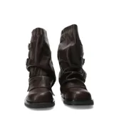 Botas de caña media color marrón, con diseño arrugado y tres hebillas laterales metálicas decorativas. Cuenta con taco medio y suela firme.