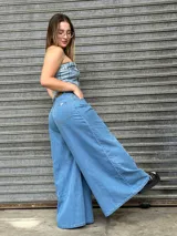 Pantalón de jean celeste, de tiro alto y corte súper ancho.