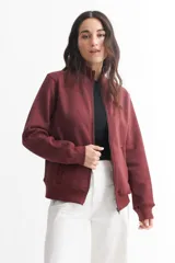 Campera verde militar de felpa liviana, con cuello alto, cierre frontal y bolsillos laterales.