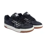 Championes Vans modelo Upland, de diseño urbano y estilo skate. Confeccionados en cuero negro con costuras blancas en contraste, presentan el logo lateral característico de la marca en blanco y negro. Cuentan con una entresuela blanca robusta y suela de goma color caramelo.