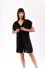Camisa de playa celeste de jean con mangas cortas y botones.