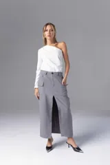 Falda midi gris de corte recto con abertura frontal, bolsillos laterales y cintura alta.