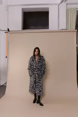 Chaqueta de piel sintética con estampado animal print en tonos grises y negros, corte recto y cuello solapa.