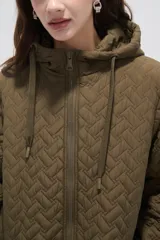 Campera larga de diseño acolchado con patrón geométrico, color negro. Cuenta con capucha ajustable, cierre frontal completo y bolsillos laterales.