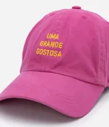 Gorra fucsia de sarga con visera curva y bordado amarillo con la frase "Uma Grande Gostosa".