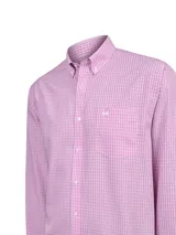 Camisa de manga larga RKF modelo Wf Pb, confeccionada en 100% algodón. Presenta un diseño a cuadros en tonos rojo y blanco, cuello americano con botones, cierre frontal con botones blancos y un bolsillo en el pecho con el logo bordado.