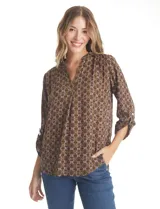 Blusa de gasa con estampado floral geométrico, cuello a la base con escote en V, manga larga con presilla y botón para regular el largo.