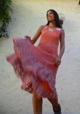 Vestido largo de crochet en color azul marino, con diseño sin mangas y cuello redondo. Presenta un detalle de apliques metálicos en la zona del pecho y un ruedo con volado de textura contrastante.