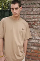 Remera de algodón color verde claro con cuello redondo y un pequeño bordado en el pecho.