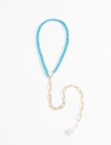 Collar corto con cuentas de plástico color celeste y cadena de eslabones dorados con dije de perla.