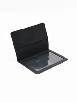 Funda para pasaporte de cuero sintético negro con interior negro y ventana transparente para identificación.