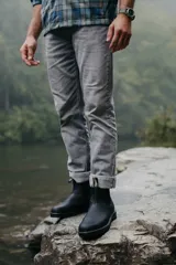 Bota tipo Chelsea de cuero negro con paneles elásticos laterales, tiradores en la parte superior y suela de goma resistente con absorción de impactos.