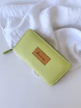 Billetera grande de cuero color verde lima con cierre metálico y monedero interno.