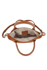 Cartera tipo bolso de mano color marrón, confeccionada en material con textura de gamuza. Presenta doble asa superior, correa larga ajustable y extraíble, y un detalle decorativo de labios en el frente junto al logo de la marca.