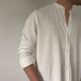 Camisa de lino manga larga de color blanco, con cuello mao y cierre frontal con botones.