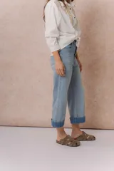 Jean de tiro alto con silueta wide leg, color celeste claro, con botamanga ancha vuelta y bolsillos delanteros y traseros.