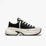 Championes Converse modelo Run Star Crush Ox, de lona color negro con suela chunky de plataforma esculpida en tono blanco y detalles de cordones blancos.