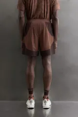 Short de entrenamiento slim fit Zara Athleticz de la colección Lab, en tonos marrones con diseño color block y tejido técnico con estructura. Cuenta con cintura elástica ajustable, bolsillos laterales con cierre y forro interior.