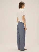 Pantalón de corte clásico y pierna recta, confeccionado en mezcla de lino, algodón, viscosa y poliéster. Cuenta con cintura elastizada.
