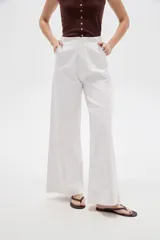Pantalón de jean blanco de tiro alto, corte ancho y recto, con bolsillos laterales.