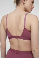 Bralette de algodón con escote redondo, breteles finos ajustables y banda elástica inferior. Diseño sin aros con copas removibles.