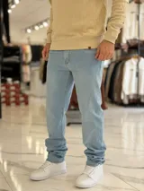 Pantalón de jean color beige, de corte recto y tiro estándar.
