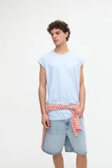 Musculosa celeste de algodón pesado con textura suave y diseño estampado en la espalda, de calce relaxed.